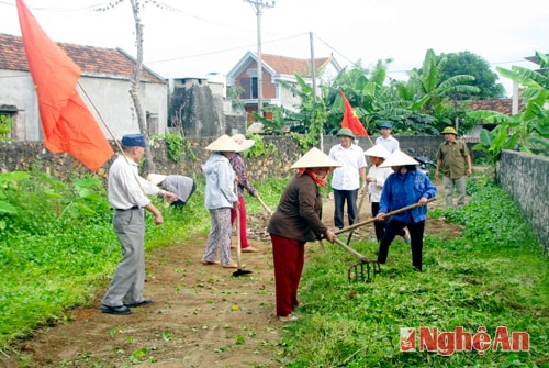 Nhân dân thôn Phú Thành (xã Quỳnh Long) tham gia tổng dọn vệ sinh trong buổi ra quân