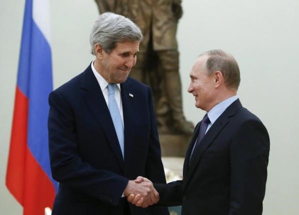 Tổng thống Nga Vladimir Putin (phải) đã có cuộc gặp với Ngoại trưởng Mỹ John Kerry. (Nguồn: Reuters)