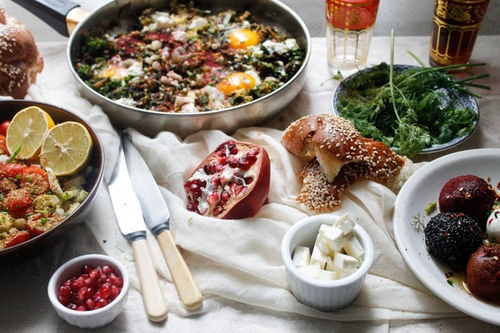 Món ăn sáng đặc trưng của Israel là Shakshouka, trứng cà chua ăn kèm sốt rau và sa lát. Pho mát, ô liu và sữa chua trong bữa ăn người Israel giúp hạn chế chất béo bão hòa, tăng chất béo không bão hòa đơn cùng chất xơ, canxi, riboflavin và phốt pho.