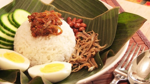 Món Nasi Lemak của Malaysia gồm cơm được nấu trong nước dừa ăn kèm rau, dưa chuột, đậu phộng rang, trứng luộc và sốt cay. Nó cung cấp mangan, protein và carb cho cơ thể.