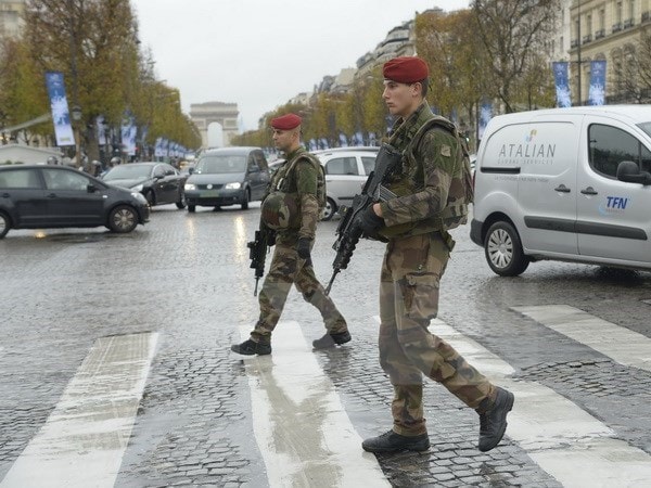 Cảnh sát Pháp tuần tra trên đại lộ Champs-Elysees ở Paris. (Nguồn: AFP/ TTXVN)