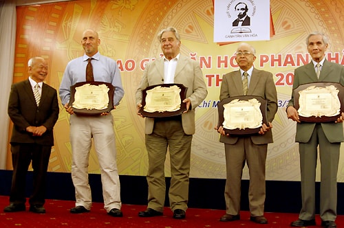 giao-su-my-doat-giai-thuong-van-hoa-phan-chau-trinh-2