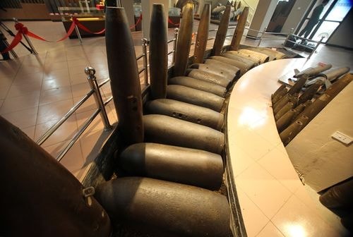 Một loại bom phổ biến nữa là M-117A1. Những loại bom này có sức công phá rất lớn và từng là nỗi ám ảnh của người dân.