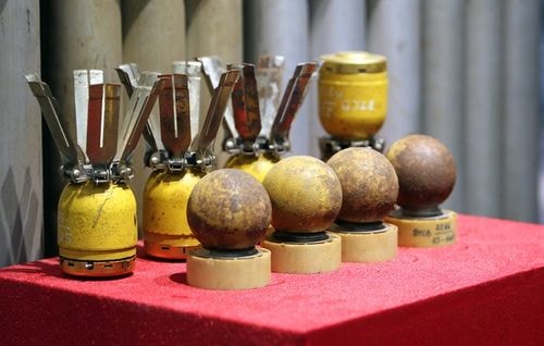 Bom bi quả dứa và bom bi quả cam đều thuộc loại bom sát thương. Trên thân những loại này gắn viên bi nhỏ, khi nổ toàn bộ mảnh vỏ gang và bi sẽ bắn ra dẫn đến sát thương. Hình dáng bom rất bắt mắt, dễ gây tò mò, đặc biệt là với các em nhỏ.