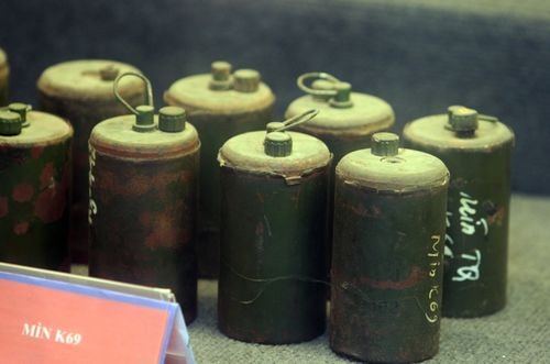 Mìn K-69 do Trung Quốc sản xuất, bề ngoài như một cái bình nhỏ. Mìn có tính sát thương người cự ly 10 m bằng mảnh văng. Khối lượng toàn bộ 1,35 kg, chứa 105 g thuốc nổ TNT. Khi có lực kéo lớn hơn 1,5 kg hoặc lực đè lớn hơn 0,7 kg, mìn nhảy lên và nổ ở độ cao 0,8-1,5 m.