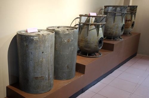 Thủy lôi K8 (trái) có hình dáng giống chiếc thùng phi và thủy lôi K9. Một số chuyên gia sau khi căn cứ vào lời kể nhân chứng, mảnh sắt văng ra, nhận định rất có thể vật thể nổ ở Văn Phú (Hà Đông, Hà Nội) hôm 19/3 làm 5 người chết, hơn 100 ngôi nhà hư hại là thủy lôi K9.