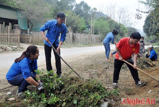 Nguyễn Văn Thảo (thứ 2, trái sang) cùng các đoàn viên vệ sinh làng bản.