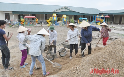Nhân dân xã Nghĩa Mỹ tham gia xây dựng trường 