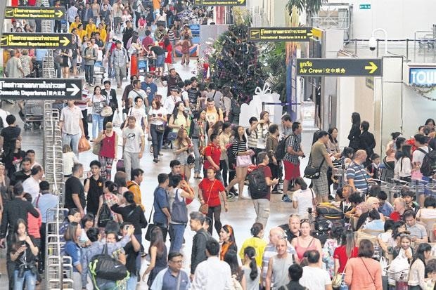 Sân bay Don Mueang trong dịp lễ té nước  Songkran 2015. Ảnh: Bangkok Post.