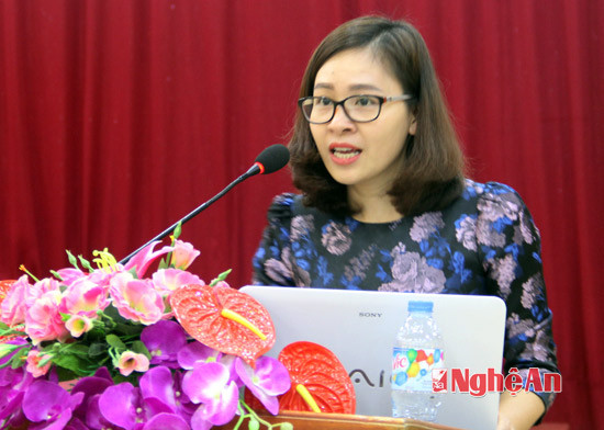 Giảng viên Nguyễn Thị Hồng Yến, Phó khoa Luật pháp quốc tế, Đại học Luật Hà Nội trình bày báo cáo về  tổng quan hệ thống pháp luật của Nhà nước ta vè quền con người.
