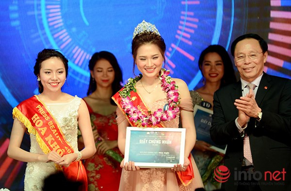 Vượt qua 10 thí sinh xuất sắc trong vòng Chung kết cuộc thi Press Beauty - Tài sắc nữ sinh báo chí 2016, cô gái Vũ Phương Anh đã bước lên bục cao nhất của cuộc thi.