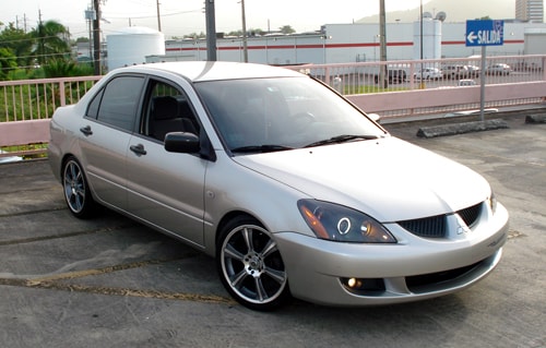 Mitsubishi Lancer đời 2005 cũ có giá khoảng 300 triệu.