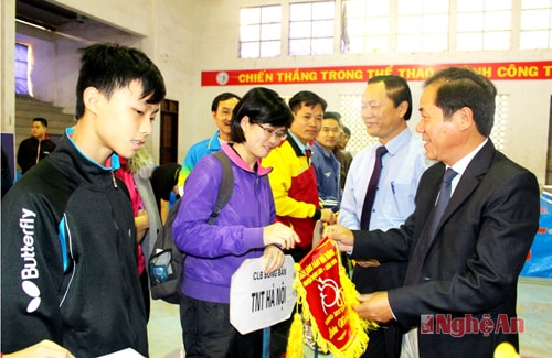 Các đồng chí lãnh đạo trao cờ lưu niệm cho các CLB bóng bàn tham gia giải đấu.