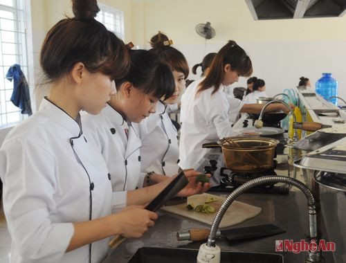 Giờ thực hành của sinh viên nghề chế biến món ăn tại Trường Cao đẳng nghề DLTM Nghệ An.