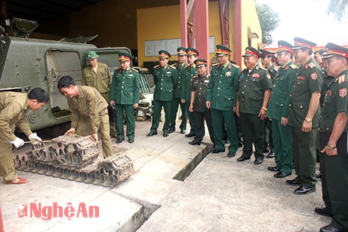 Tham quan công tác kỹ thuật tại Lữ đoàn tăng thiết giáp 206.