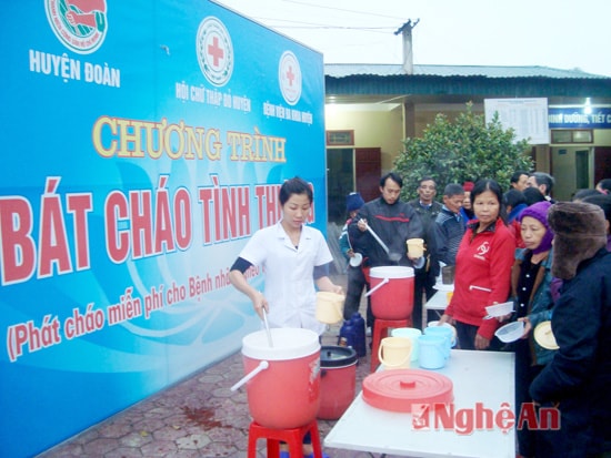 -Chương trình “bát cháo tình thương” tại Bệnh viện Đa khoa huyện Thanh Chương