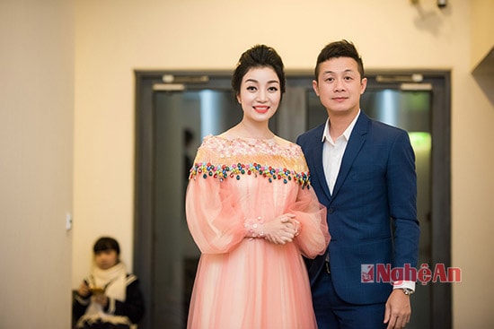 Trong hậu trường chương trình, Phạm Thu Hà tỏ ra rất thân thiện cùng các đồng nghiệp và cộng sự. Nữ ca sĩ cũng lưu lại khoảnh khắc kỷ niệm cùng MC Anh Tuấn, người đảm trách việc dẫn dắt, kết nối toàn bộ đêm nhạc.