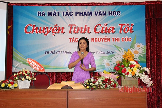 tác giả Nguyễn Thị Cúc trong lễ ra mắt cuốn truyện ký của mình