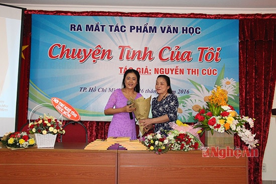 Nhiều bạn bè là cựu học sinh trường Phan đã đến tặng hoa, chúc mừng tác giả 