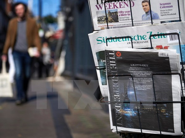 Báo giấy The Independent được bày bán tại thủ đô London, Anh ngày 20/3. (Nguồn: AFP/TTXVN)