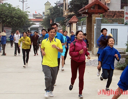 Người dân Thị trấn Cầu Giát hưởng ứng chạy Olympic trong không khí vui vẻ và hào hứng.