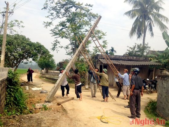 Người dân xã Thịnh Sơn giải tỏa hành lang làm đường giao thông nông thôn.