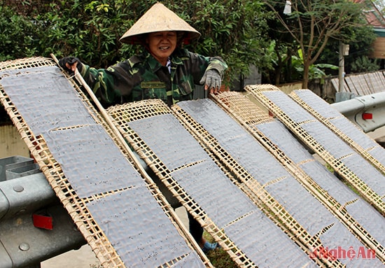 Bánh thường được làm buổi sáng để thuận tiện hong phơi. Bánh “được” nắng sẽ giòn, thơm ngon hơn. Số hộ làm nghề bánh đa tăng lên bởi thu nhập từ nghề này khá cao; mỗi lao động từ 5-7 triệu/ tháng. 