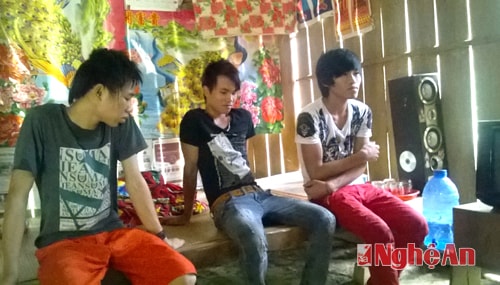 3 thanh niên từng có thời gian lao động chui ở Trung Quốc ở bản Xốp Chạng ( Yên Hòa, Tương Dương) kể về những tháng ngày làm thuê nơi đất khách, quê người