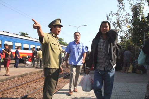 Nhân viên ga Biên Hòa làm việc cật lực khi