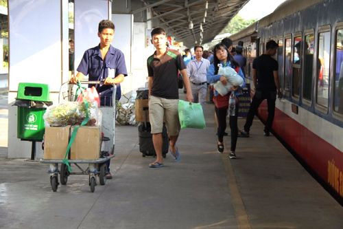 Hành khách lên tàu ở ga Sài Gòn.