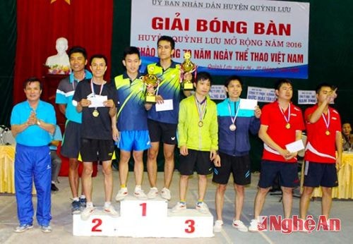 Trao giải Nhất nhì ba cho nội dung đôi nam.