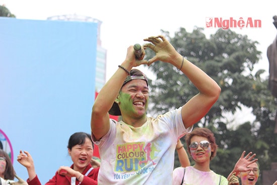 Trở thành quán quân Thần tượng âm nhạc Việt Nam 2015, Trọng Hiếu như một “cơn gió lạ” thổi vào làng nhạc Việt. Tiếp xúc với chàng trai này, người ta cảm nhận sự gần gũi, hài hước và văn minh. Dù Hiếu không quá rành tiếng Việt nhưng không hề có khoảng cách khi trò chuyện mà thay vào đó là sự hồn nhiên rất thật thà.