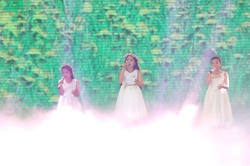 Ba thí sinh đội Hồ Hoài Anh tại Giọng hát Việt nhí 2015 - Hồng Minh, Phương Khanh, Minh Tuyết - góp mặt trên sân khấu trong bản remix ca khúc Tôi thấy hoa vàng trên cỏ xanh.