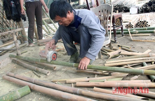 Trong 70 hộ dân của làng có tới trên một nửa lao động gắn liền với nghề buôn bán và sản xuất sản phẩm từ tre, nứa, mét