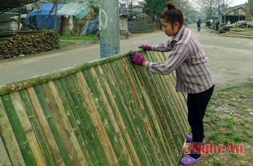 Một sản phẩm được bà con làm từ tre nứa để trang trí tại các quán cà phê 
