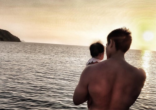 Dingdong Dantes bế con ra ngắm biển.