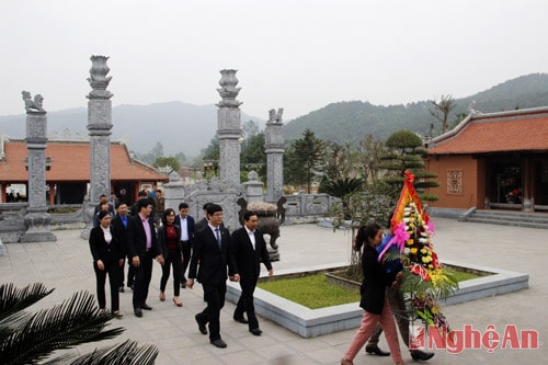 Đoàn đại biểu tỉnh Ninh Bình và các đồng chí lãnh đạo tỉnh Nghệ An tới khu di tích lịch sử Truông Bồn.
