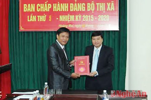 4.Ông Lê Hồng Vinh - Ủy viên Ban thường vụ tỉnh ủy, Chủ nhiệm Ủy ban Kiểm tra trao quyết định cho ông Vũ Tuấn Dũng