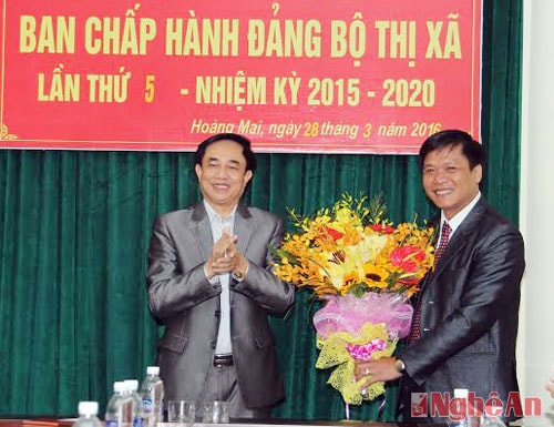 5.Ông Đoàn Hồng Vũ - Ủy viên BCH tỉnh ủy, Bí thư thị ủy Hoàng Mai tặng hoa chúc mừng ông Vũ Tuấn Dũng được chỉ định tham gia BCH Đảng bộ thị xã Hoàng Mai khóa II, nhiệm kỳ 2015- 2020.