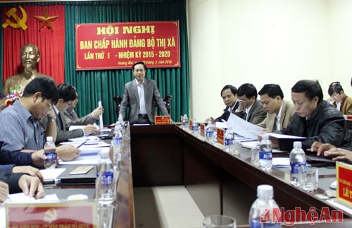 Quang cảnh Hội nghị lần thứ 5, BCH Đảng bộ Thị xã Hoàng Mai cho ý kiến nhiều nội dung quan trọng.