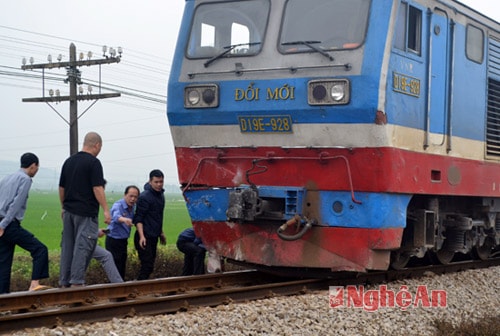 Phần đầu tàu hỏa cũng bị hư hỏng nặng sau vụ tai nạn.