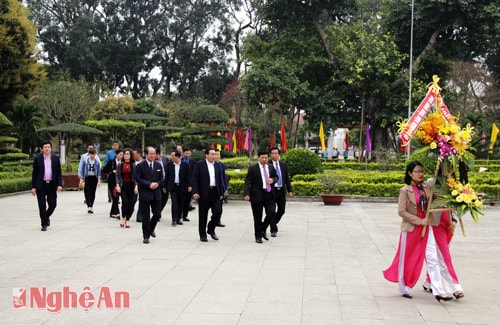 Các đồng chí lãnh đạo hai tỉnh Nghệ An - Ninh Bình tới Khu di tích Kim liên