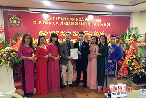 Trao quyết định công nhận Hội viên chính thức của Hội di sản văn hóa Việt Nam đối với Câu lạc bộ dân ca Ví Giặm Xứ Nghệ tại Hà Nội .