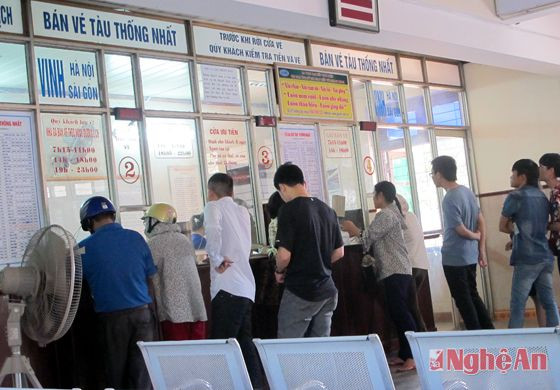 Hành khách mua vé tàu tại Ga Vinh.