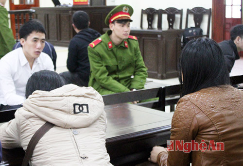 Hạ Bá Hùa và vợ (bìa phải) trong giây phút ngắn ngủi được gặp nhau tại tòa.