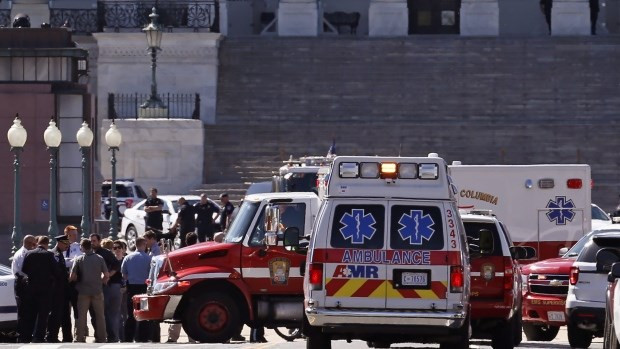 Cảnh sát Mỹ phong tỏa hiện trường vụ nổ súng ở Tòa nhà Quốc hội Mỹ. (Nguồn: AP)