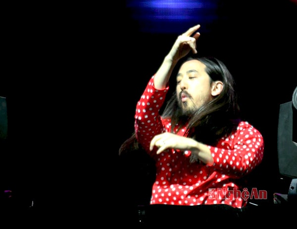 Tại sự kiện, Steve Aoki nhanh chóng giành được tình cảm của khán giả  không chỉ bởi set nhạc chất lượng mà còn bởi phong cách biểu diễn vui nhộn với những màn ném bánh kem, phụt sâm panh và lướt thuyền phao trên đám đông ngoạn mục