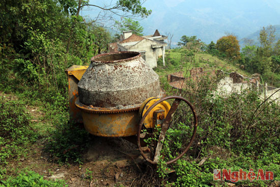 Những chiếc máy trộn bê tông bị bỏ lại từ nhiều năm giờ đã rỉ sét