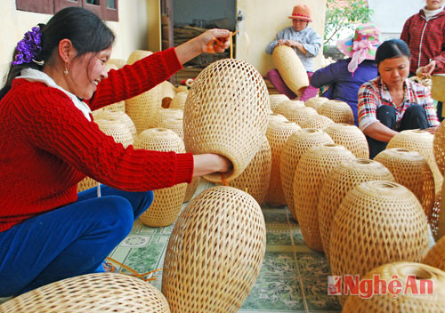 Chị Nguyễn Thị Bích, làng Thuận Hóa ''tay'' đan đèn lồng khá giỏi của làng. Mỗi ngày chị đan được 5 chiếc đèn lồng loại lớn nhất. Chị Bích cho biết: 