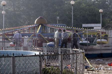Nhân viên pháp y tìm kiếm bằng chứng tại hiện trường vụ nổ bên ngoài một công viên công cộng hôm Chủ nhật tại Lahore, Pakistan hôm 28/3. Ảnh: Reuters.